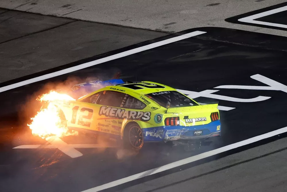 Ryan Blaney, Team Penske, Menards/PEAK Ford Mustang, crash