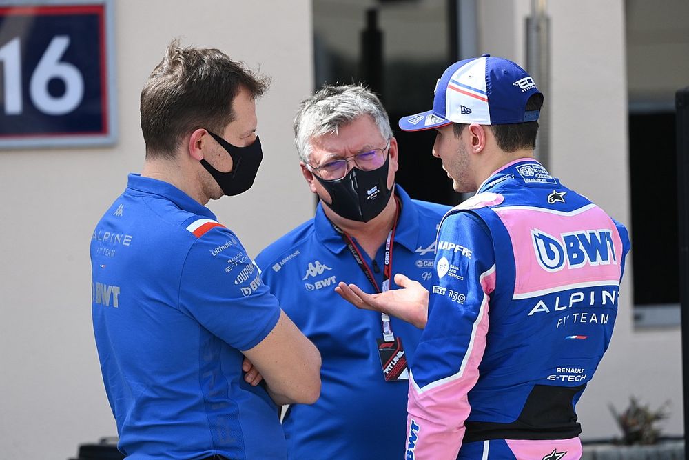 Otmar Szafnauer, director del equipo Alpine F1, Esteban Ocon, equipo Alpine F1