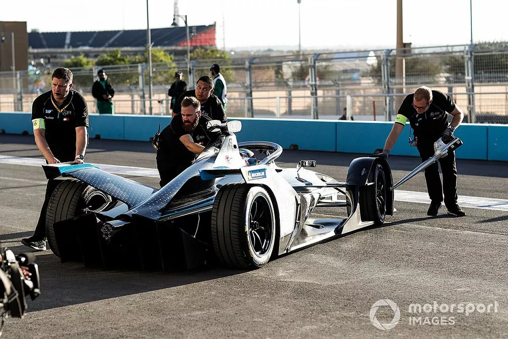 Mec&aacute;nicos empujan a Nyck De Vries, Mercedes Benz EQ, EQ Silver Arrow 01 de vuelta al garaje