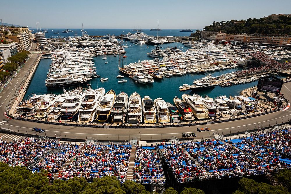 Sergio P&eacute;rez, Red Bull Racing RB19, Lewis Hamilton, Mercedes F1 W14