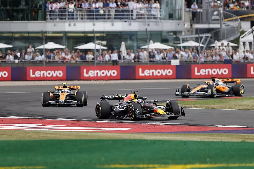 Max Verstappen, Red Bull Racing RB19, Lando Norris, McLaren MCL60, Oscar Piastri, McLaren MCL60