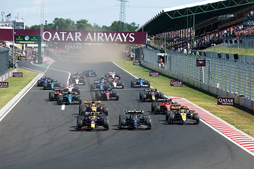 Max Verstappen, Red Bull Racing RB19, Lewis Hamilton, Mercedes F1 W14, Lando Norris, McLaren MCL60, Oscar Piastri, McLaren MCL60, Charles Leclerc, Ferrari SF-23, the rest of the field at the start