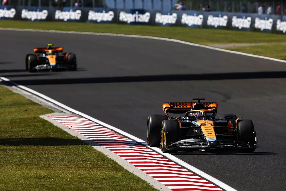 Oscar Piastri, McLaren MCL60, Lando Norris, McLaren MCL60
