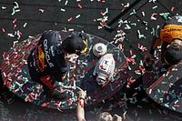 VIDEO: Norris rompe el trofeo de Verstappen en el podio de Hungr&iacute;a