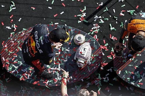 VIDEO: Norris rompe el trofeo de Verstappen en el podio de Hungr&iacute;a