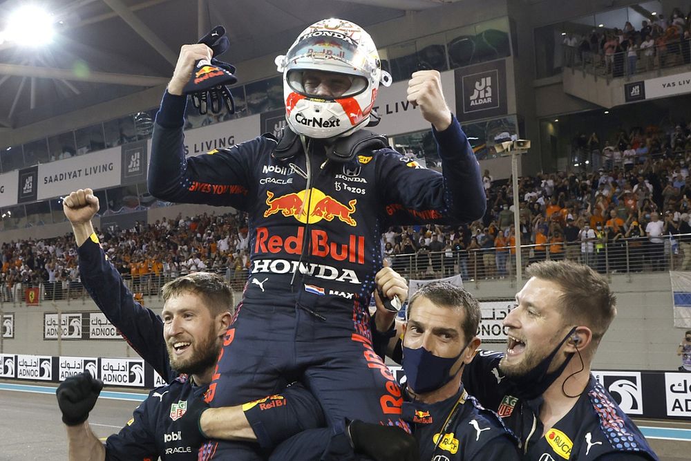 El campe&oacute;n de pilotos de 2021, Max Verstappen, de Red Bull Racing, en primera posici&oacute;n, lo celebra en el Parc Ferme con su equipo