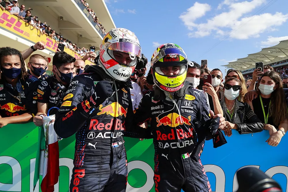 Le vainqueur Max Verstappen, Red Bull Racing, et le troisi&egrave;me Sergio Perez, Red Bull Racing se f&eacute;licitent dans le parc ferm&eacute;