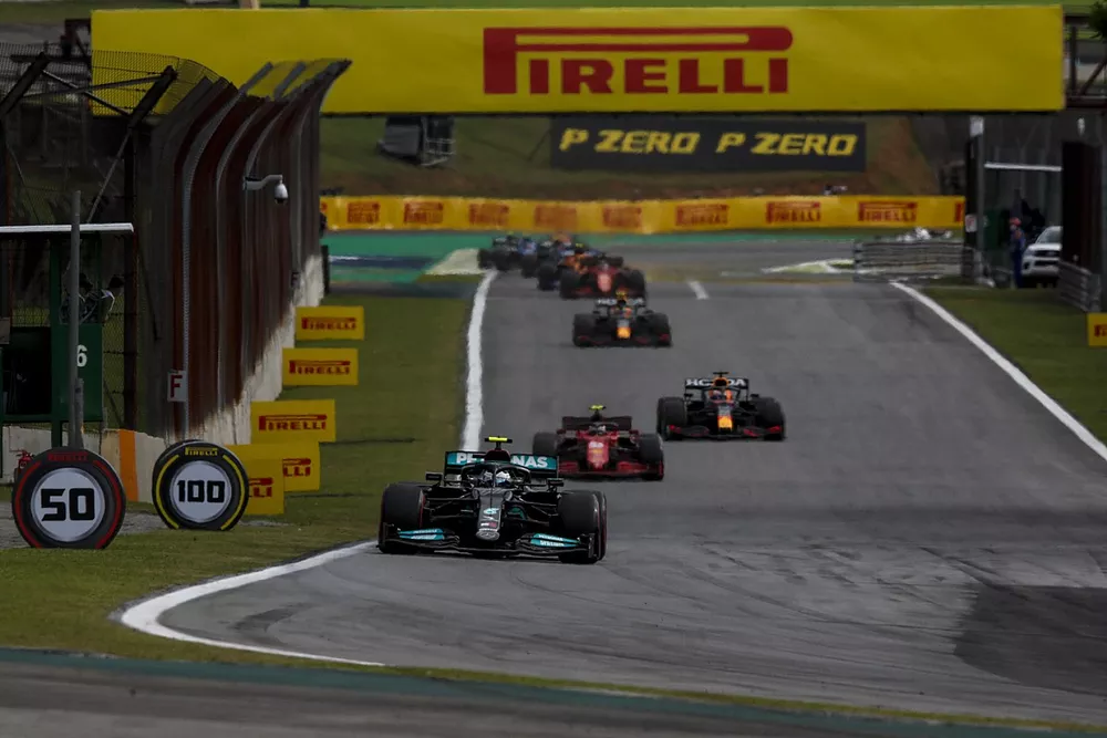 Valtteri Bottas, Mercedes W12, Carlos Sainz Jr, Ferrari SF21, en Max Verstappen, Red Bull Racing RB16B
