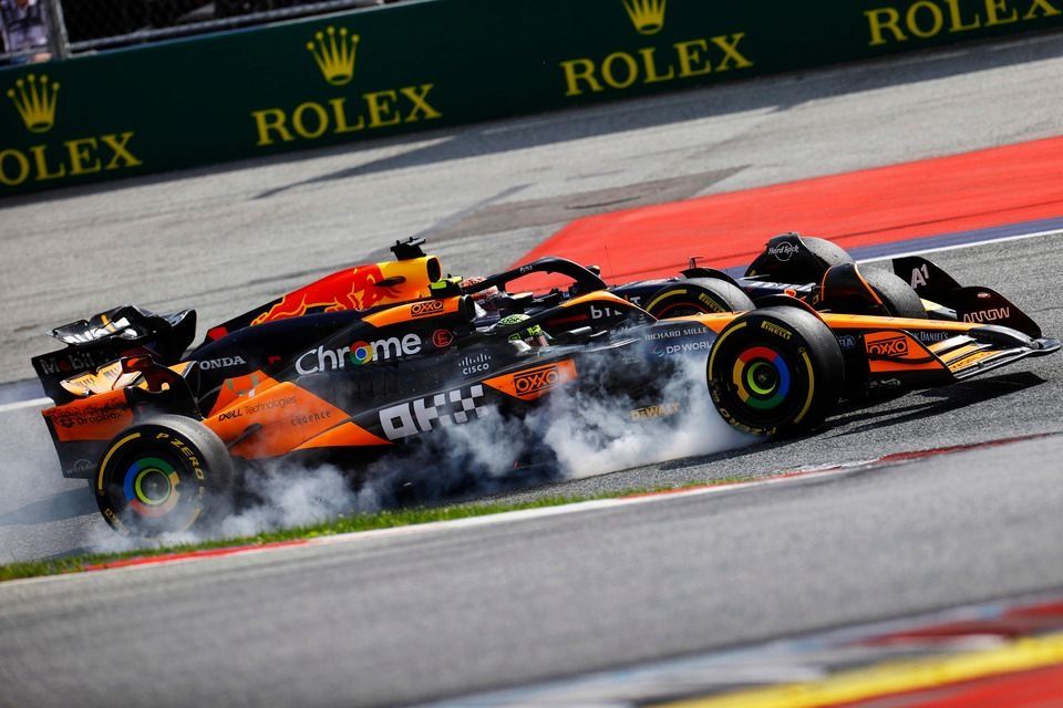 Max Verstappen, Red Bull Racing RB20, Lando Norris, McLaren MCL38, contacto mientras luchan por el liderato de la carrera.