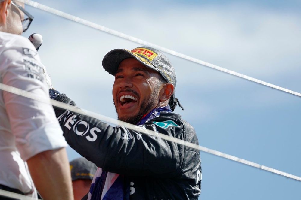 Lewis Hamilton, Mercedes-AMG F1 Team, 1. miejsce, Peter Bonnington, starszy inżynier wyścigowy, Mercedes-AMG F1 Team, świętują na podium