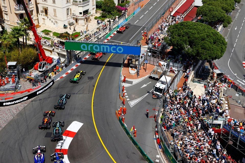 Charles Leclerc, Ferrari SF-24, Oscar Piastri, McLaren MCL38, Carlos Sainz, Ferrari SF-24, Lando Norris, McLaren MCL38, the rest of the field at the start