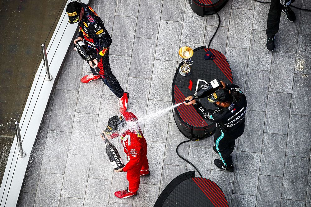 Podio: segundo lugar Max Verstappen, Red Bull Racing, ganador Lewis Hamilton, Mercedes, tercer lugar Carlos Sainz Jr., Ferrari