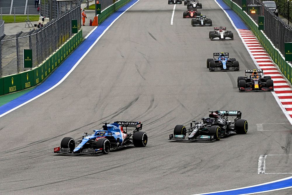 Fernando Alonso, Alpine A521, Lewis Hamilton, Mercedes W12, Sergio Pérez, Red Bull Racing RB16B