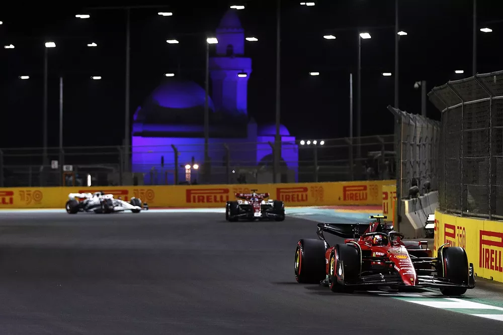Carlos Sainz Jr., Ferrari F1-75, Valtteri Bottas, Alfa Romeo C42, Pierre Gasly, AlphaTauri AT03