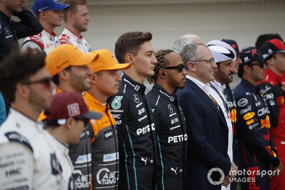 George Russell, Mercedes-AMG Lewis Hamilton, Mercedes-AMG Stefano Domenicali, Presidente, Fórmula 1 