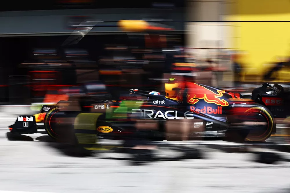 Sergio Perez, Red Bull Racing RB18 maakt een pitstop 