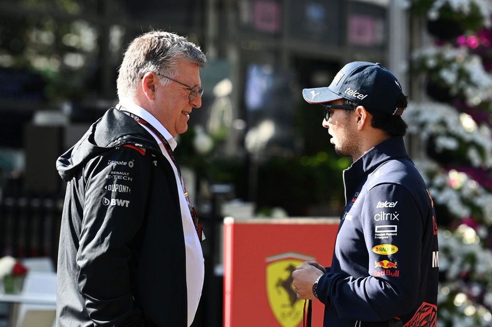 Otmar Szafnauer, director del equipo Alpine F1, Sergio P&eacute;rez, Red Bull Racing