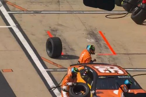 VÍDEO NASCAR: Mecânico escapa 'por um triz' de pneu desgovernado em incidente nos boxes