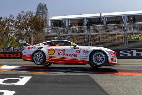 VÍDEO: Batida 'assustadora' fere fotógrafos na Supercars australiana