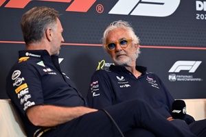 El show de Briatore ante los medios en España: "¡Siguiente pregunta!"