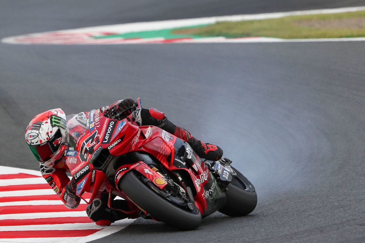 MotoGP | Le fumate di Bagnaia nello scarico dal recuperatore dell'olio