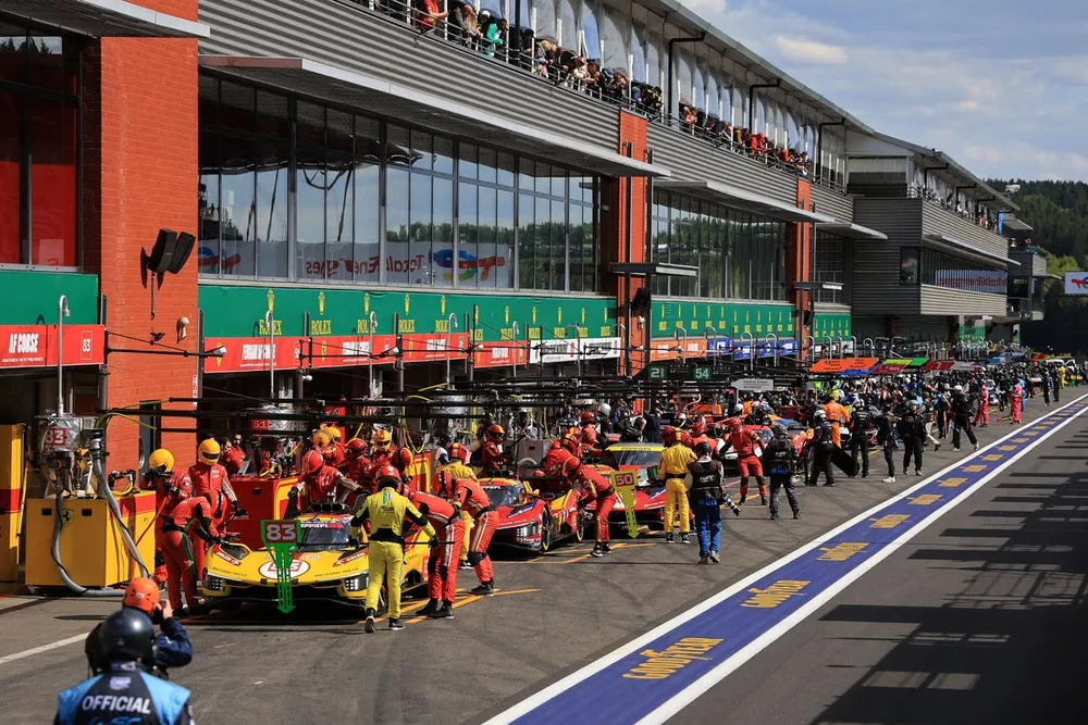 Auto in pit-lane