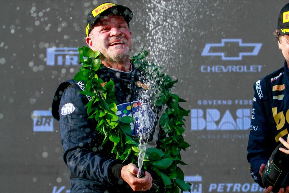 Rubens Barrichello celebra la victoria en Velocitta