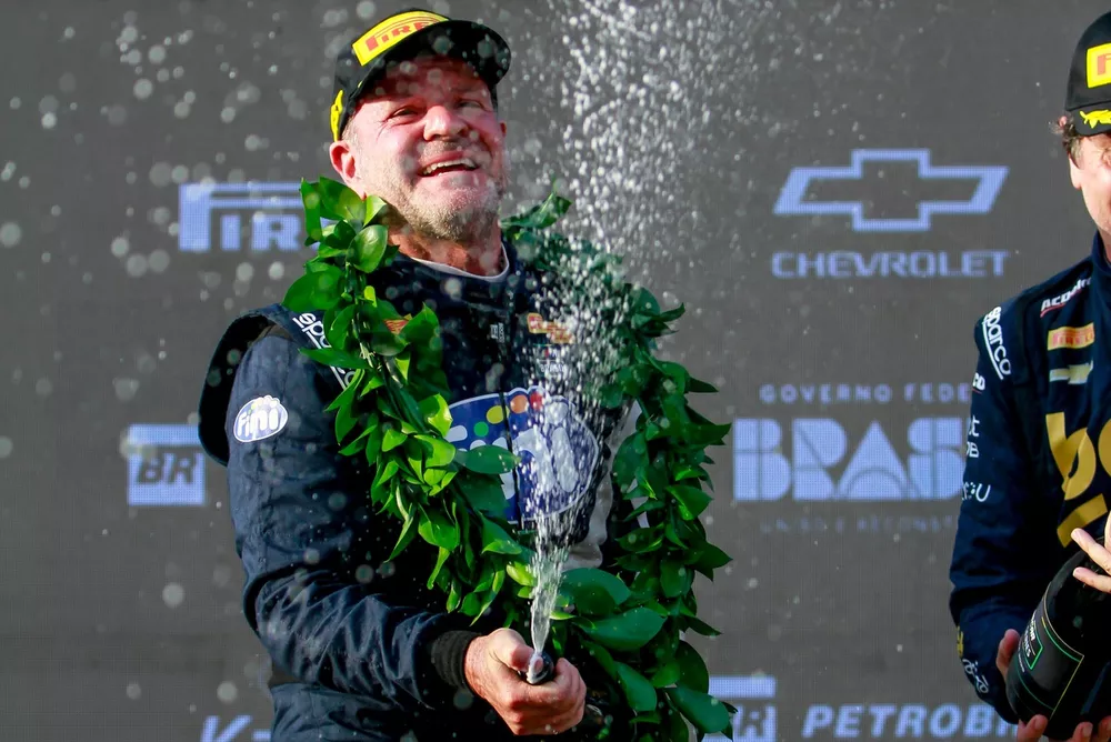 Rubens Barrichello celebra vit&oacute;ria no Velocitta