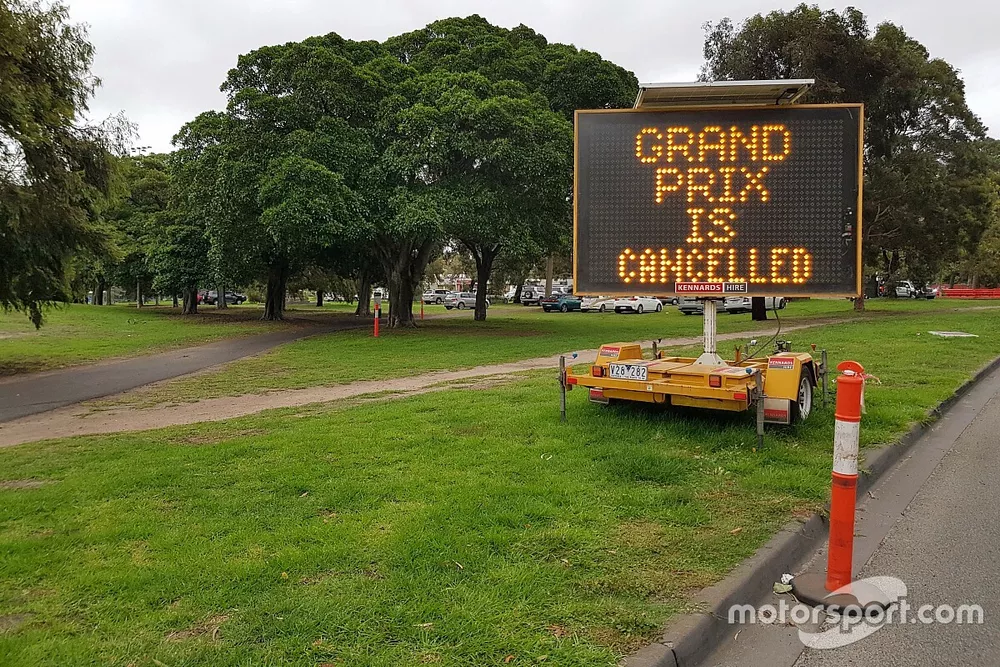 Tablero con mensaje: El Gran Premio de Australia ha sido cancelado
