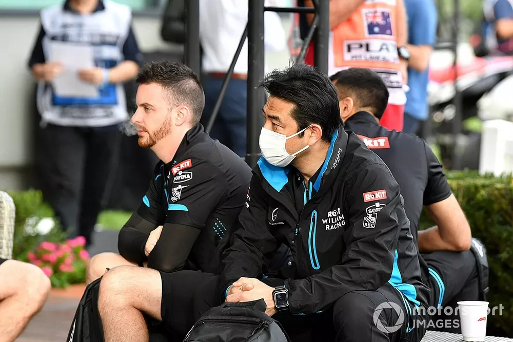 Los mec&aacute;nicos de Williams en el paddock