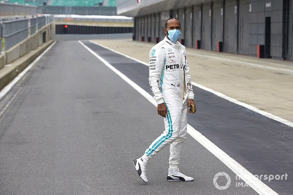 Lewis Hamilton con mascarilla