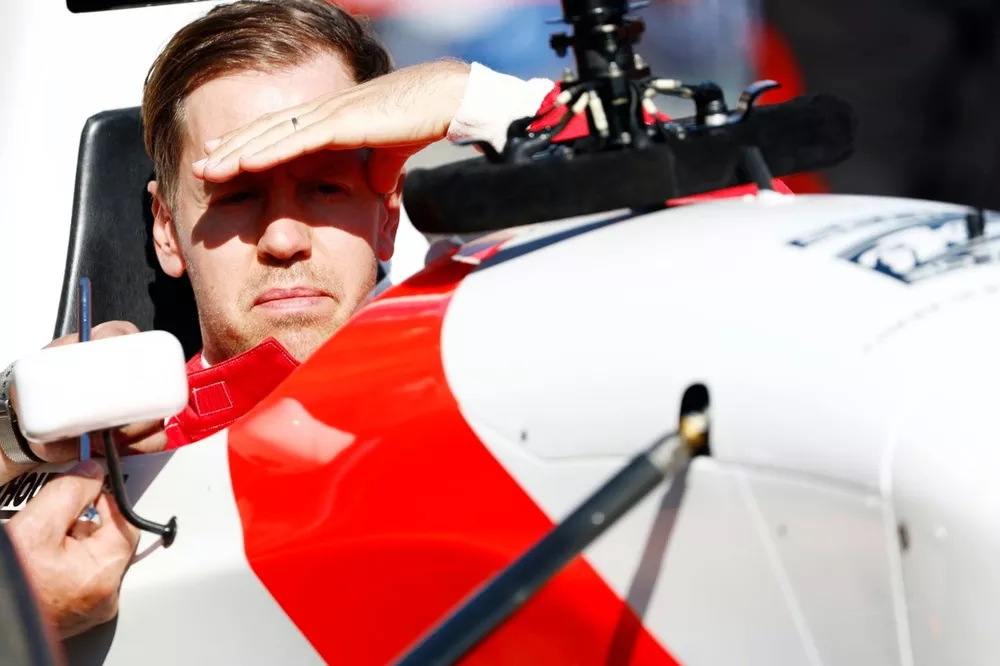Sebastian Vettel se pr&eacute;pare &agrave; piloter la McLaren MP4/8 d'Ayrton Senna
