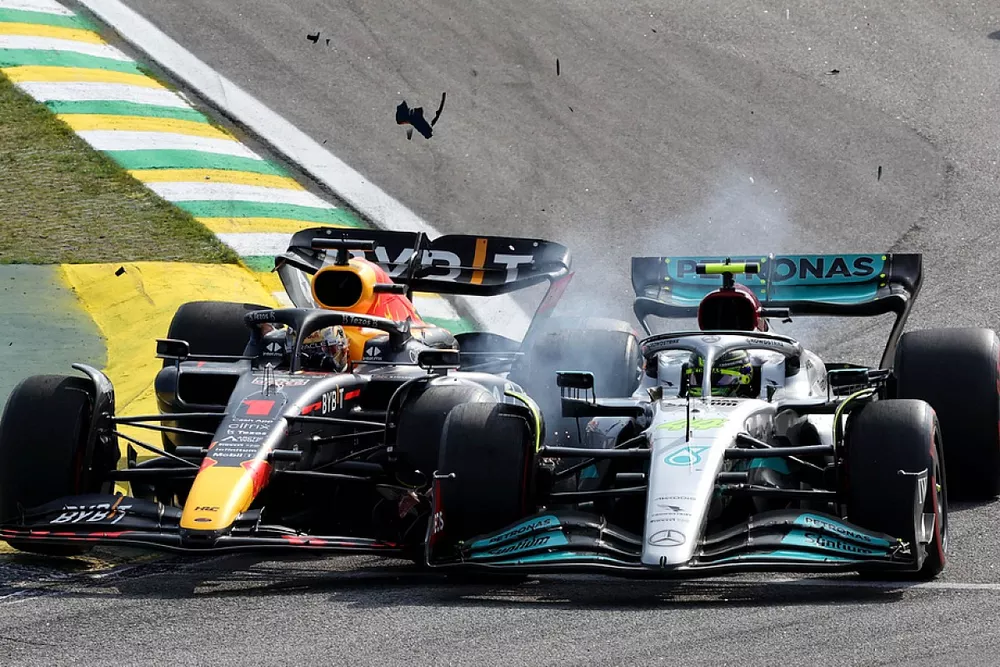 Max Verstappen, Red Bull Racing RB18, si scontra con Lewis Hamilton, Mercedes W13