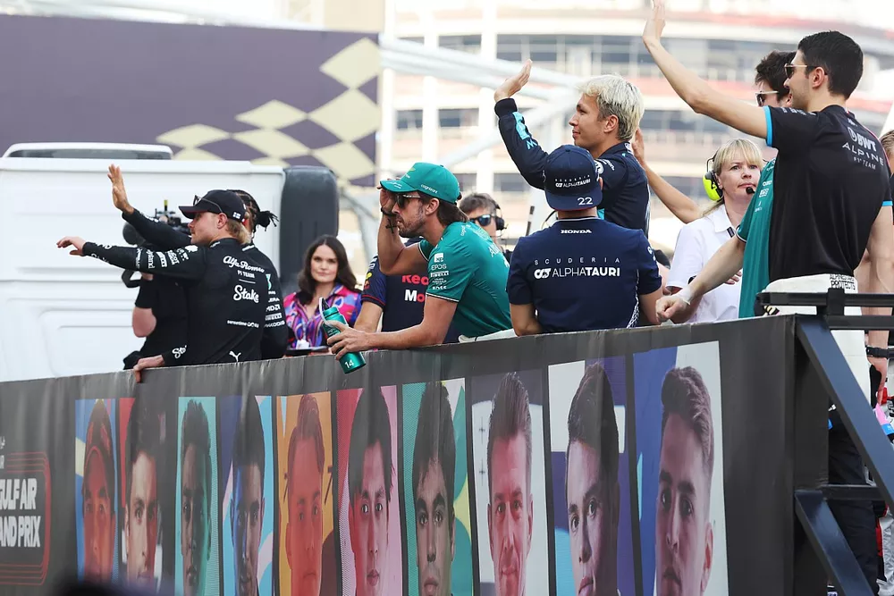 Los pilotos saludan a la multitud