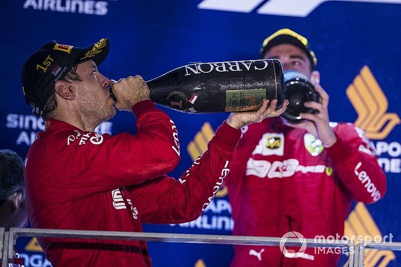 Podio: ganador Sebastian Vettel, Ferrari y el segundo lugar Charles Leclerc, Ferrari