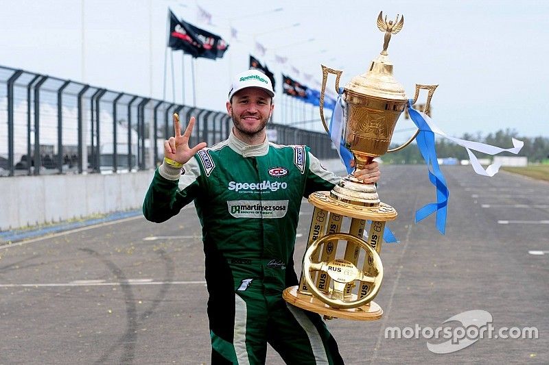 Agustín Canapino celebra su tercer campeonato de Turismo Carretera