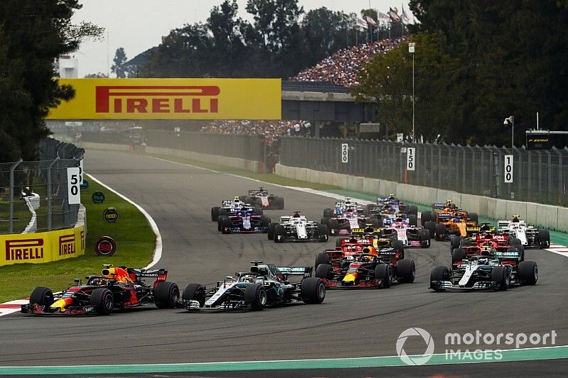 Lewis Hamilton, Mercedes AMG F1 W09 EQ Power+, Daniel Ricciardo, Red Bull Racing RB14, Max Verstappen, Red Bull Racing RB14, and Valtteri Bottas, Mercedes AMG F1 W09 EQ Power+, Sebastian Vettel, Ferrari SF71H, Kimi Raikkonen, Ferrari SF71H, Nico Hulkenberg, Renault Sport F1 Team R.S. 18, Carlos Sainz Jr., Renault Sport F1 Team R.S. 18, al inicio de la carrera