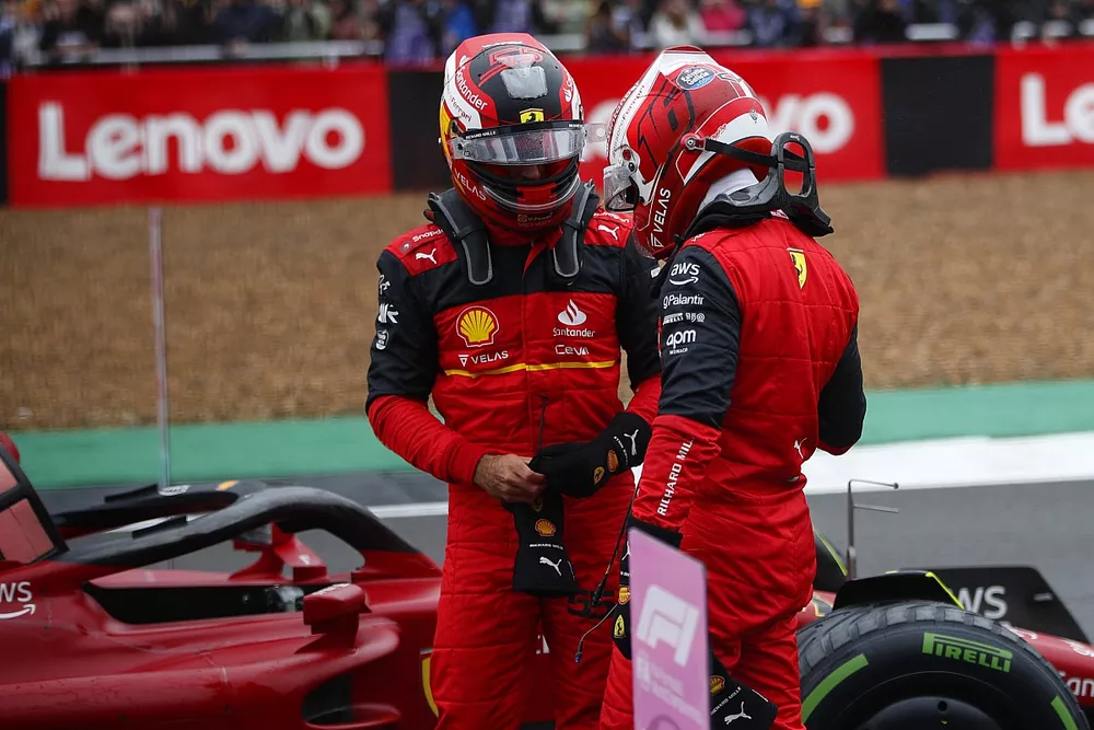 Charles Leclerc, Ferrari, habla con el hombre de la pole, Carlos Sainz, Ferrari, en la parrilla