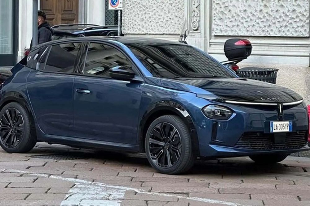 La nuova Lancia Ypsilon gira a Milano