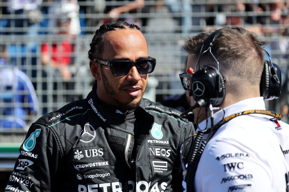 Lewis Hamilton, Mercedes-AMG F1 Team, Peter Bonnington, Senior Race Engineer, Mercedes-AMG F1 Team, on the grid