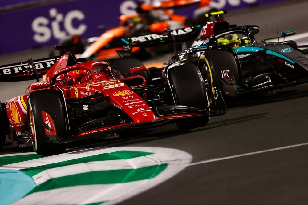 Charles Leclerc, Ferrari SF-24, lucha con Lewis Hamilton, Mercedes F1 W15