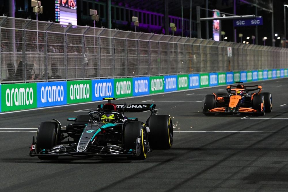 Lewis Hamilton, Mercedes F1 W15 battles with Oscar Piastri, McLaren MCL38