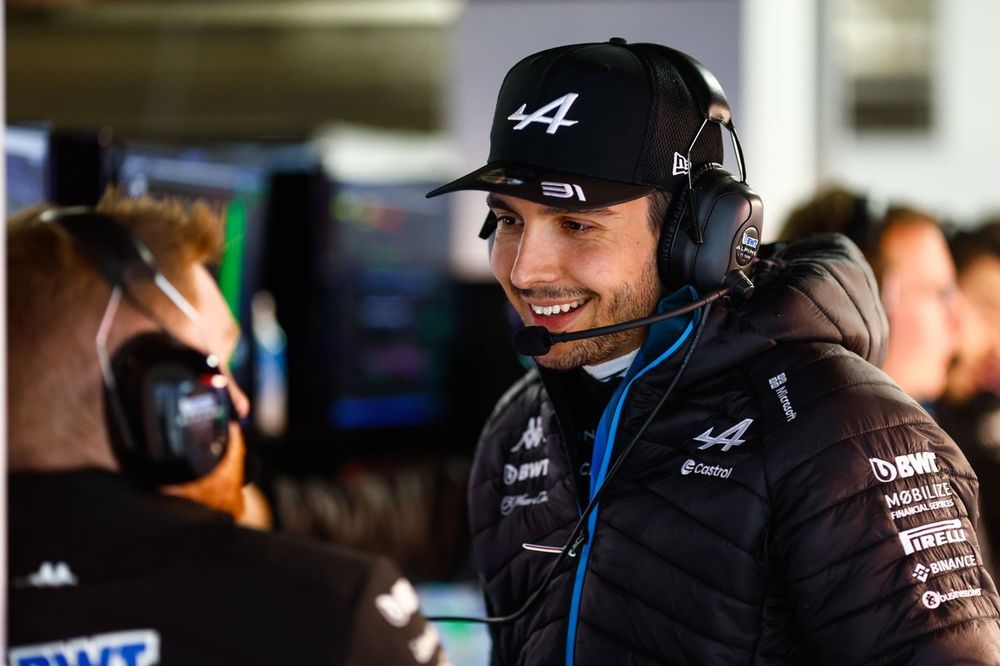 Esteban Ocon, Alpine F1 Team, en el garaje