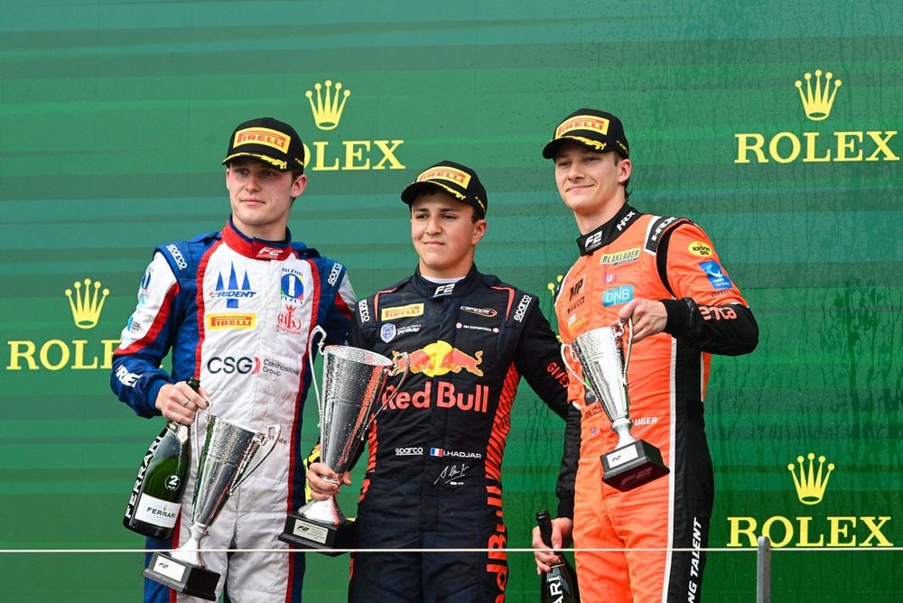 Roman Stanek, Trident, Isack Hadjar, Campos Racing y Dennis Hauger, MP Motorsport, en el podio