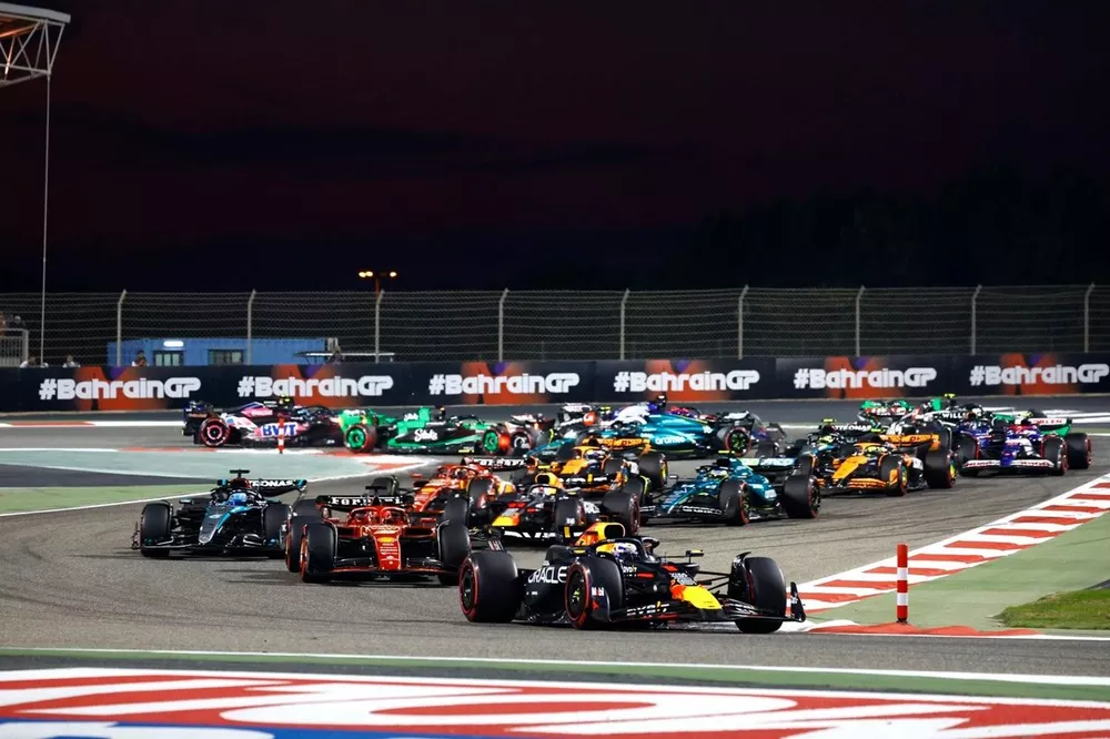 Max Verstappen, Red Bull Racing RB20, Charles Leclerc, Ferrari SF-24, George Russell, Mercedes F1 W15, Sergio Perez, Red Bull Racing RB20, Carlos Sainz, Ferrari SF-24, the rest of the field at the start