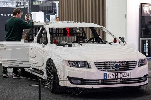 Un a&ntilde;o de trabajo y 350.000 piezas de Lego: as&iacute; es este coche a tama&ntilde;o real