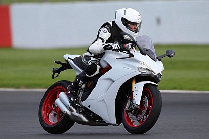 Un giro del circuito di Silverstone per l’attivista disabile Claire Lomas