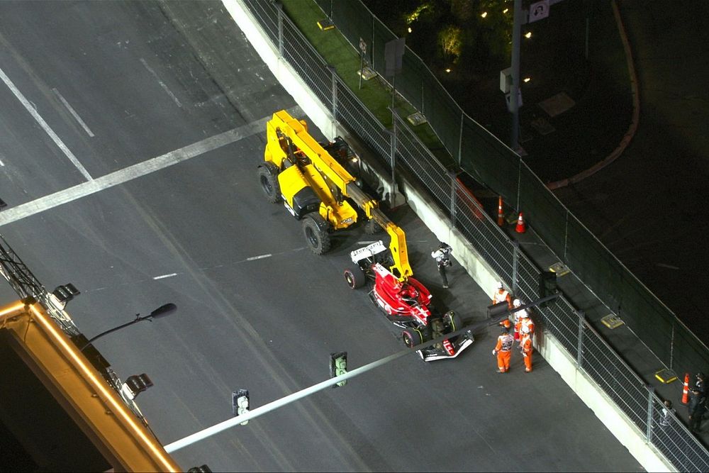 Carlos Sainz, Ferrari SF-23 denido en la pista