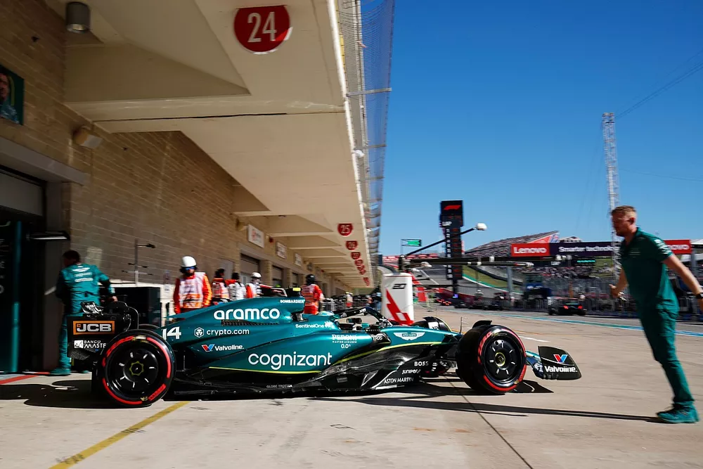 Fernando Alonso, Aston Martin AMR23, sale del garaje