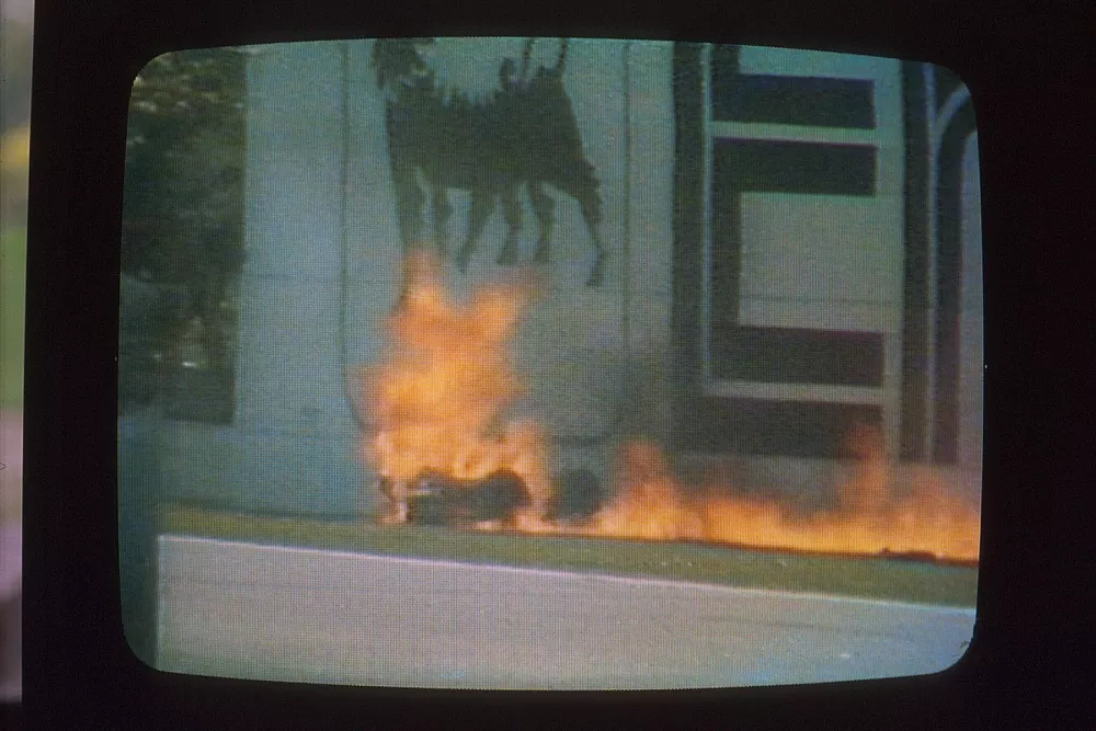 L'accident de Gerhard Berger, Ferrari, sur un &eacute;cran de TV